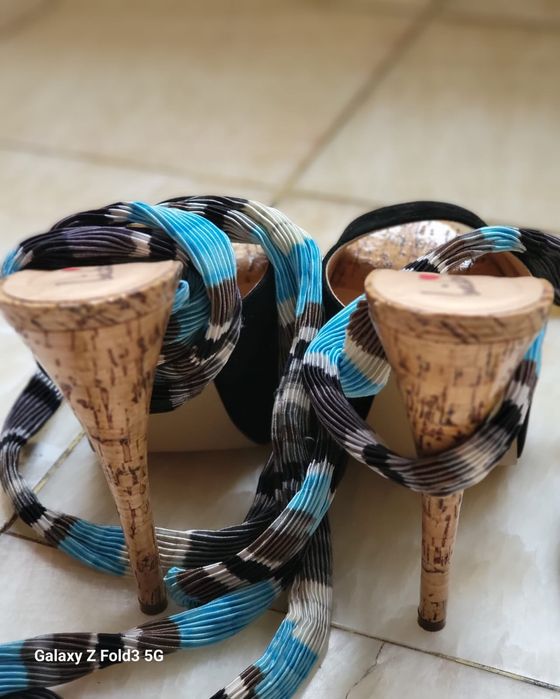 Продам женские босоножки на платформе