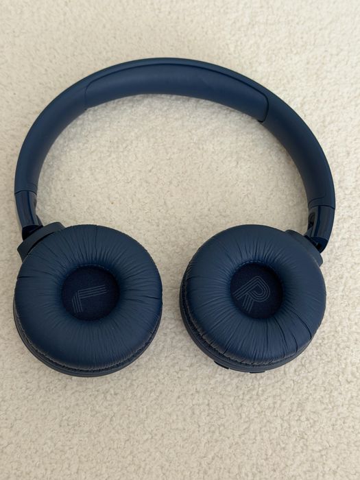 Наушники-JBL-синего цвета