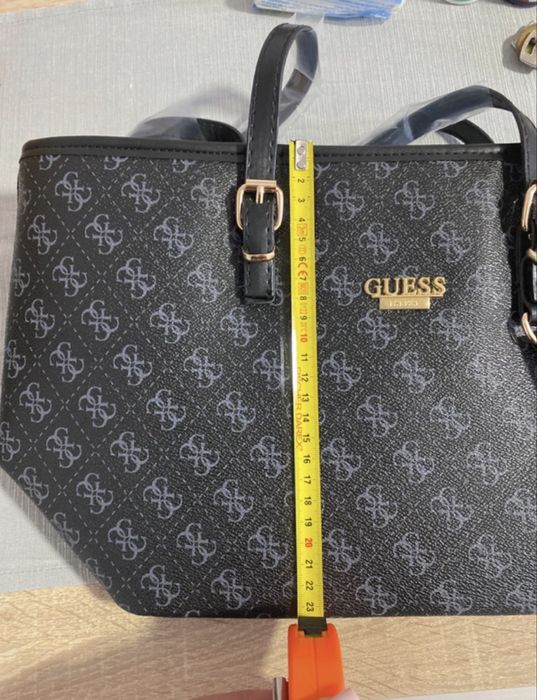 Geanta nu este originala.