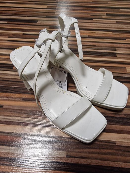 Tocuri albe bershka
