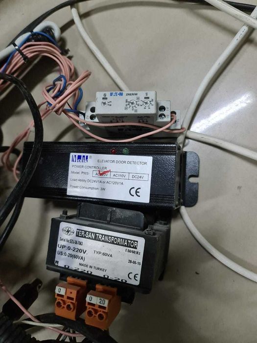 Дверь лифта с платой