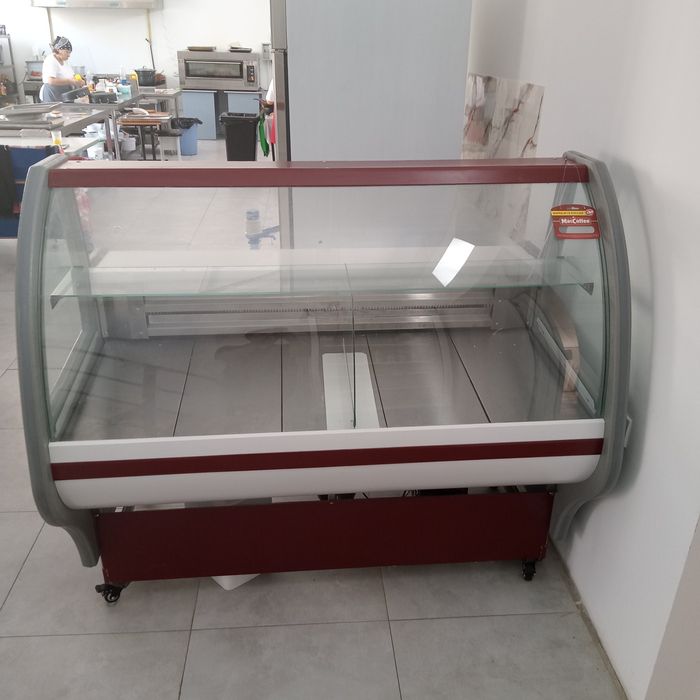 Витрийнный холодильник