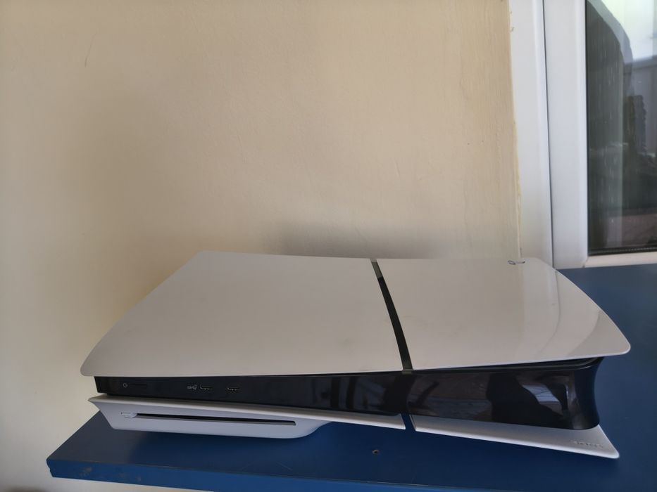 Vând PlayStation 5 Slim cu disk ,1 TB în stare impecabilă