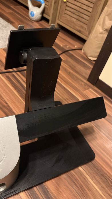 Suport Dell pentru 2 monitoare pana la 24 de inch.