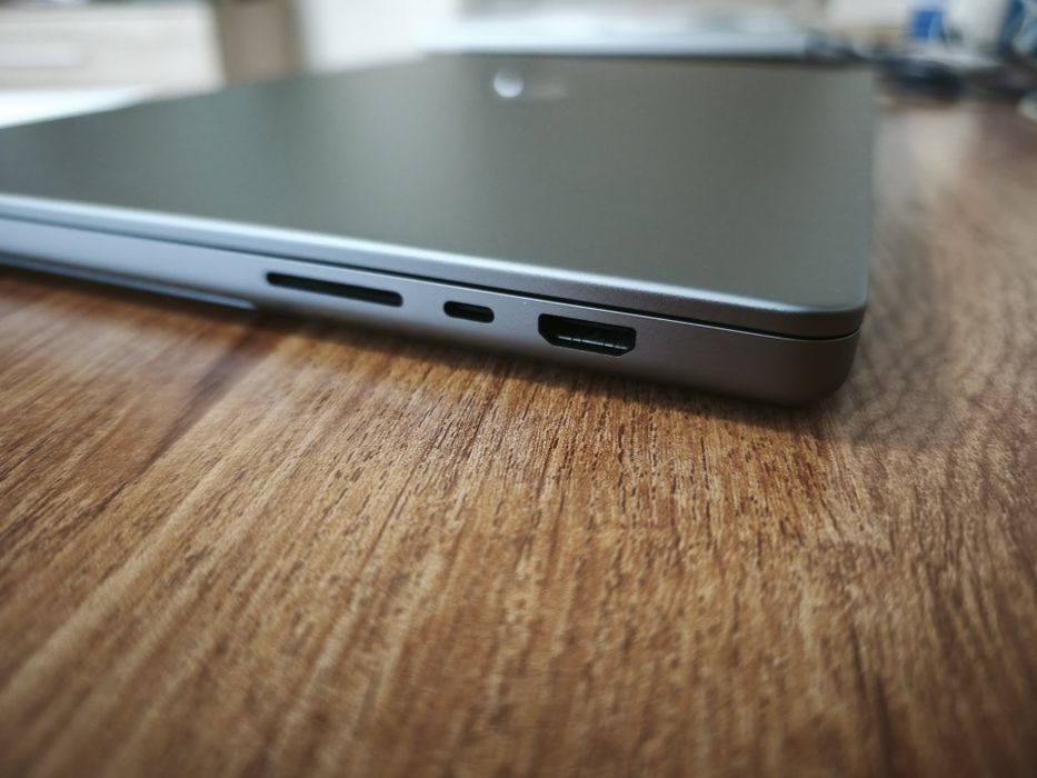 MacBook pro M1 16" 16GB/512GB.Като нов. Само 2 зареждания на батерията