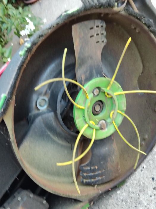 Mașină de tuns iarba cu propulsie