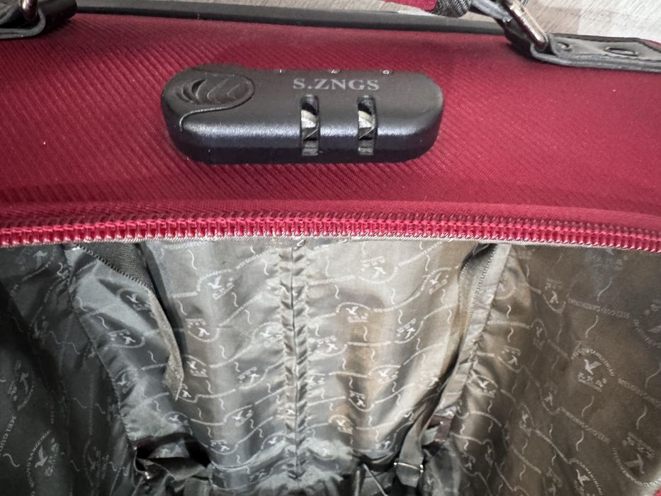 Чемодан дорожный M размер