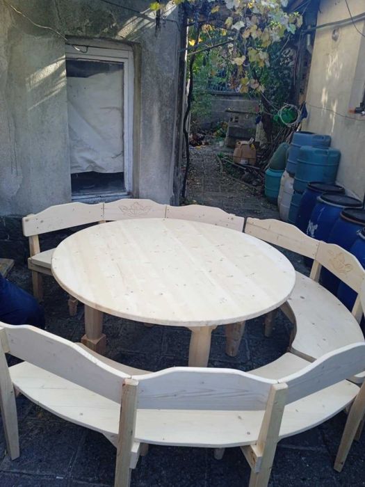 Дървени маси с пейки