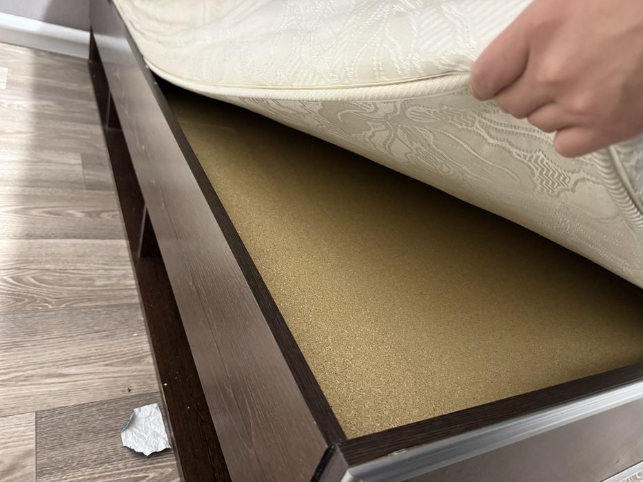 Двухместная кровать с тумбами