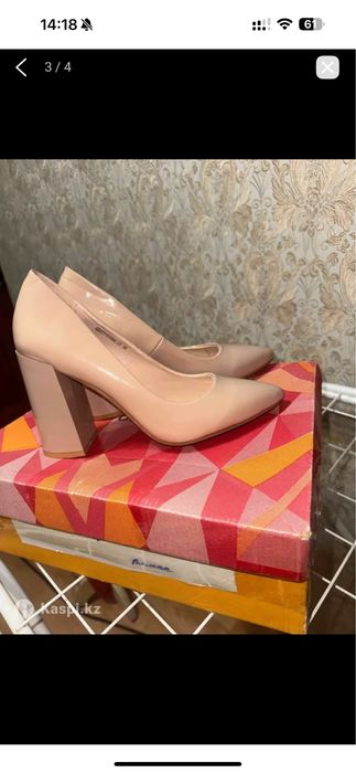 Бежевые лакированные туфли