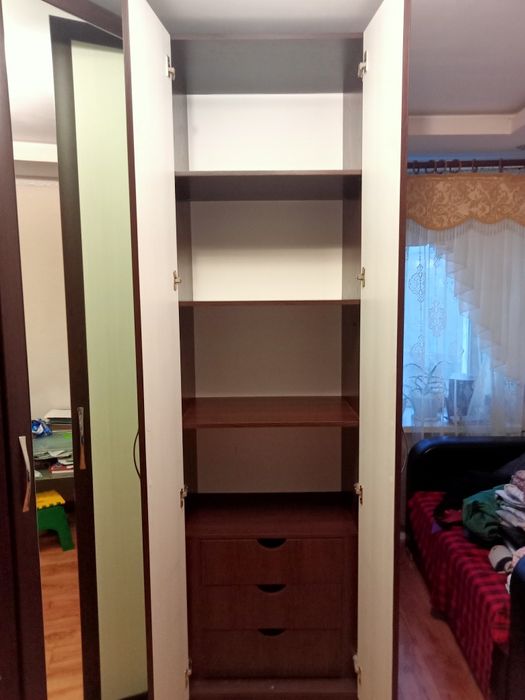 Шкаф угловой продам.