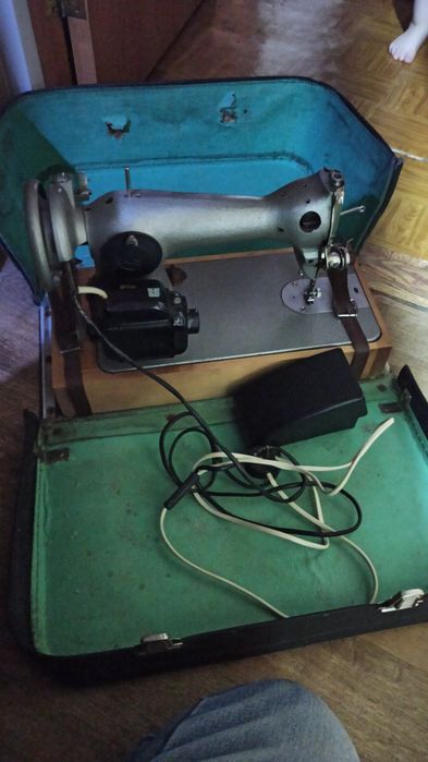 Швейная машинка с электроприводом