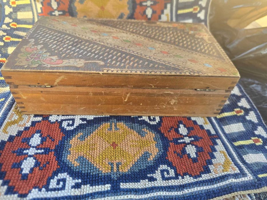 Стара дървена кутия