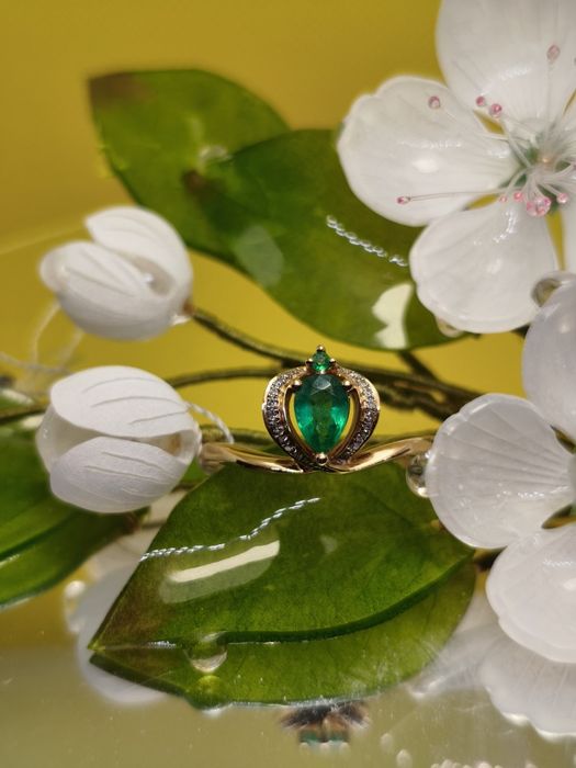 Золотые украшения с бриллиантами и изумрудами