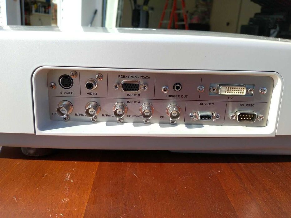 Yamaha ( проектор высокого класса ) продам или поменяю на линолеум