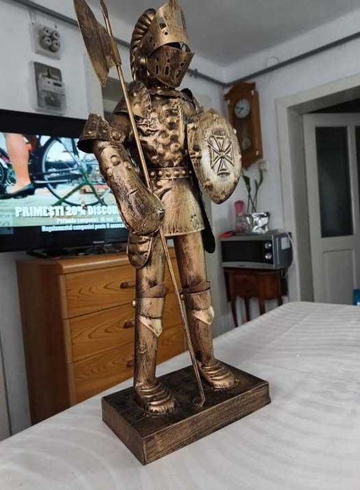Soldat medieval din tabla cu scut si halebarda.