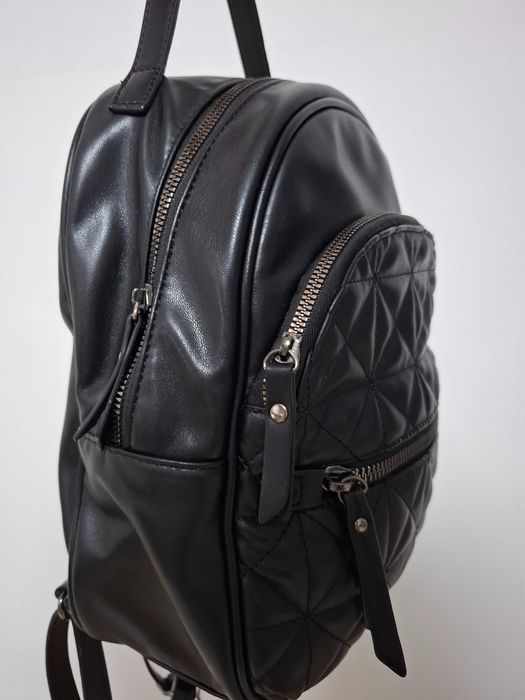 мека кожена раница