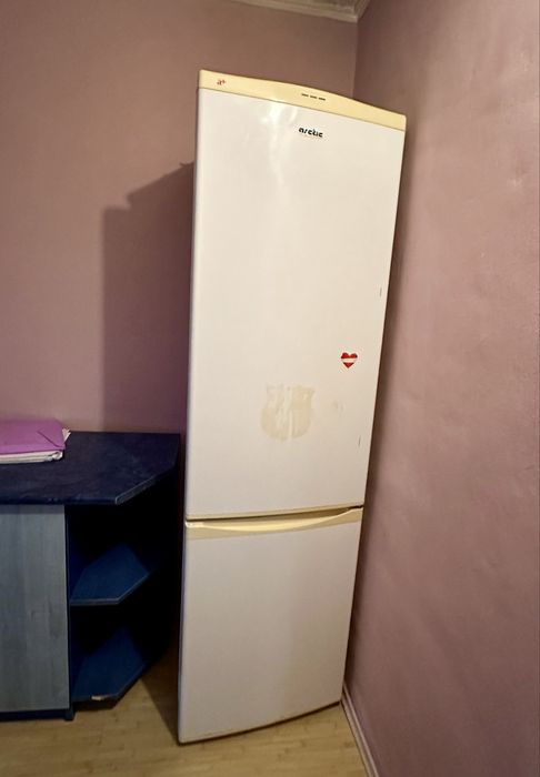 Apartament semidecomandat, etajul 3/4, situat intr o zona foarte linistita, in centrul Salontei. Mai multe detalii in descriere
