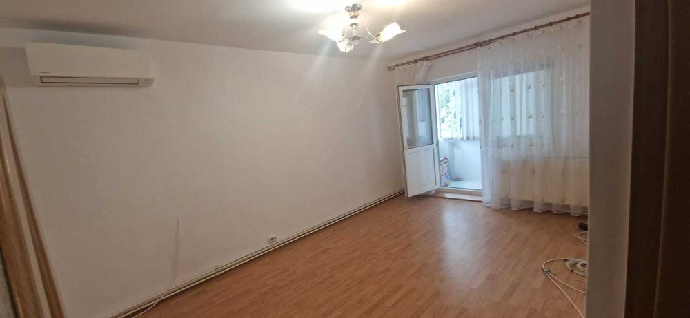 De vanzare apartament 3 camere decomandat