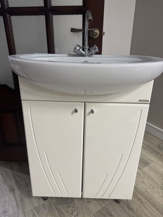 Продам раковину с тумбой