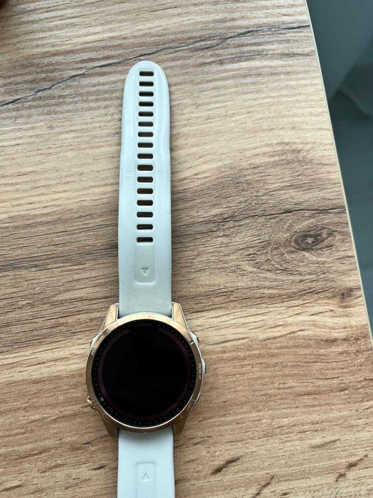 Garmin Fenix 7S Solar (42 mm), varianta Rose Gold, cu încărcare solara