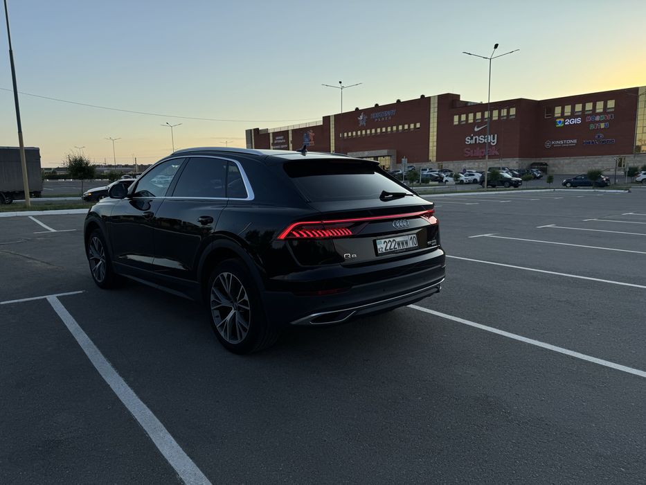 Продам  Audi  Q8