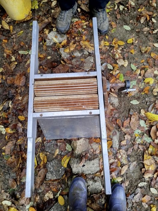 Vând zdrobitor de struguri manual din aluminiu