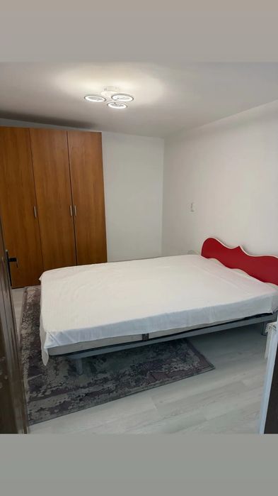 Inchiriez  casa la curte