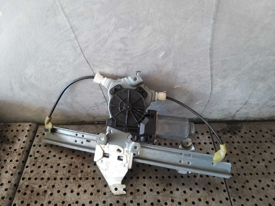Macara cu motoras stanga spate nissan qashqai j10 402191a