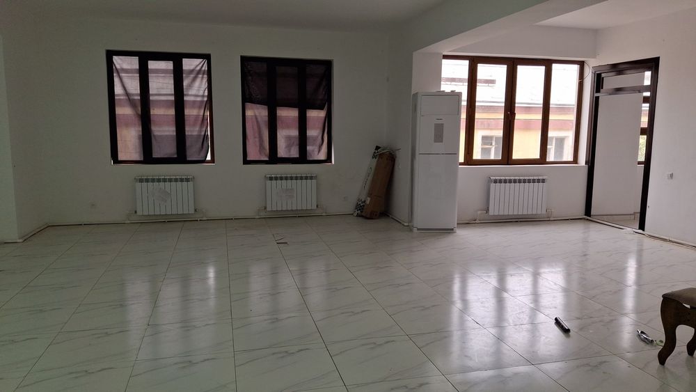 O'quv markaziga muljallangan bino