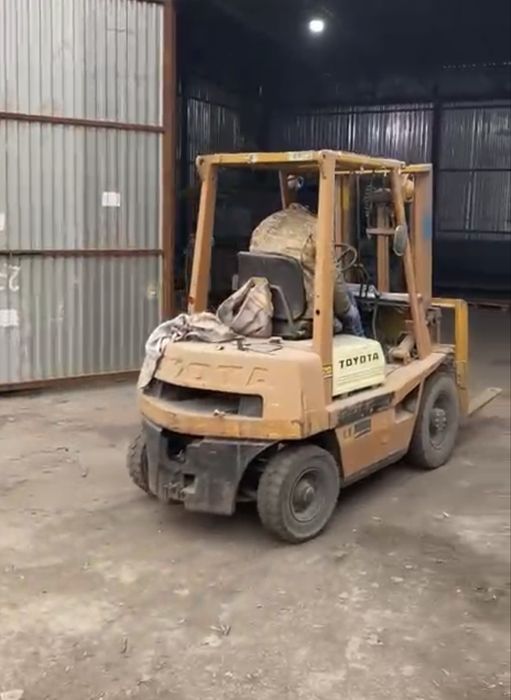 Вилочеый погрузчик кара