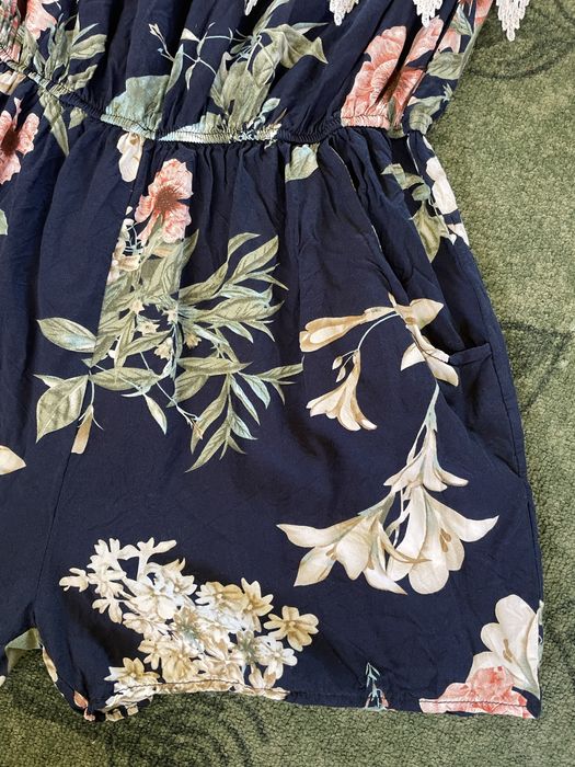 Salopeta scurta cu motiv floral, dantela si buzunare Marime S