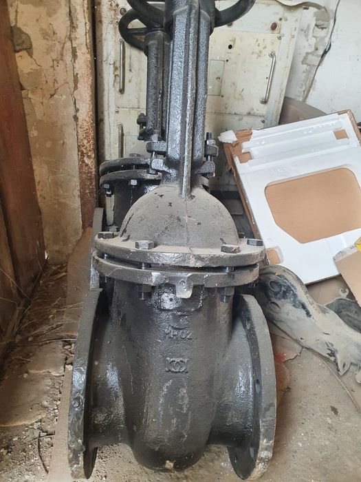 Продам задвижки чугунные