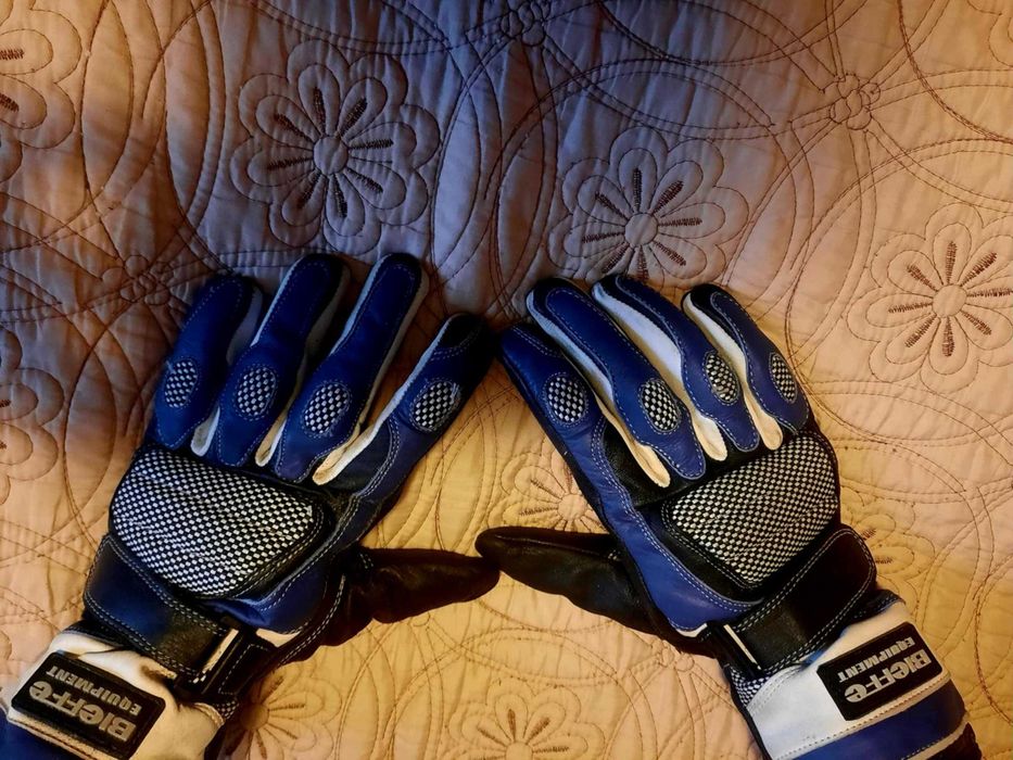 Vând motocicleta, cască și mănuși