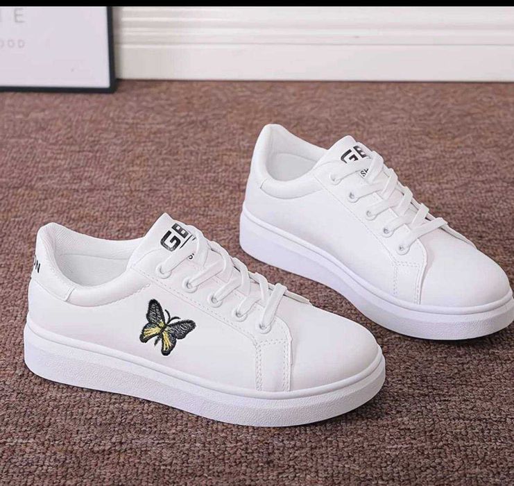 Белые кроссовки с вышивкой бабочки