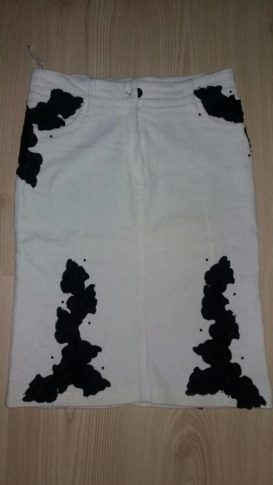 Fusta catifea reiata alba cu dantela M