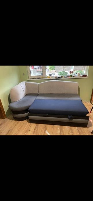 Ъглов диван на 1 година сядано е само върху завивки