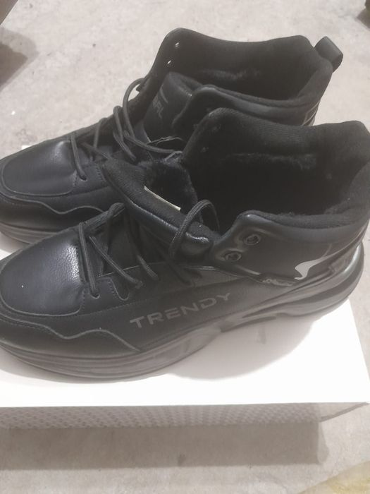 Продам кроссовки зимни