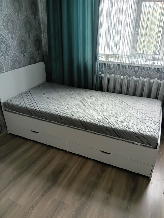 Продаю две  кровати с ящиками и матрасами