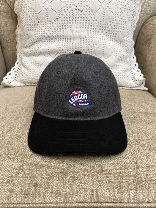 Șapcă New Era 9TWENTY din amestec de lână gri, cu cozoroc negru și patch brodat LEOCOR Group