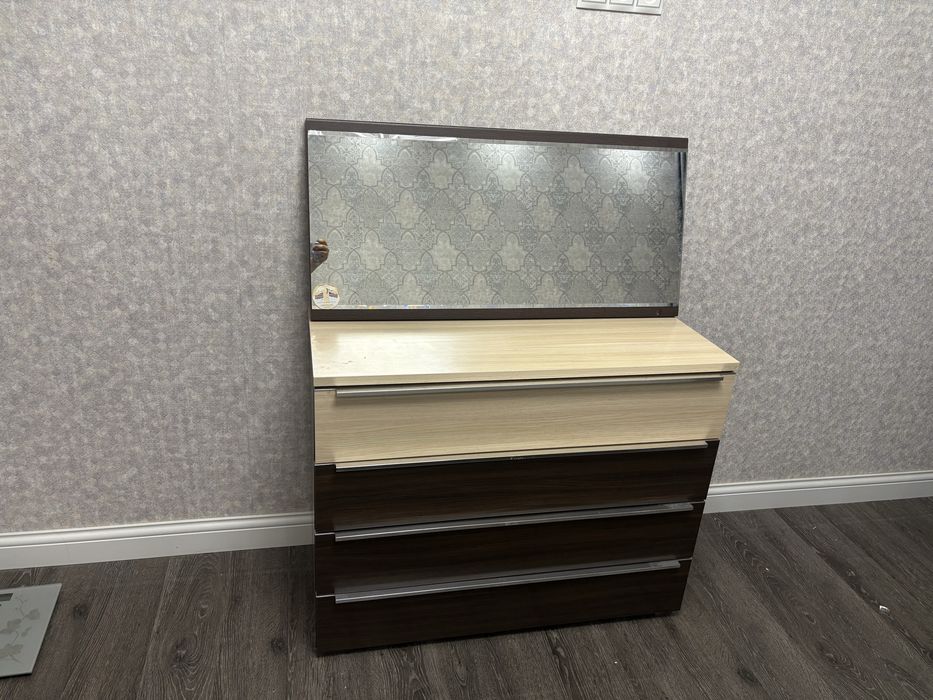 Комод с зеркалой