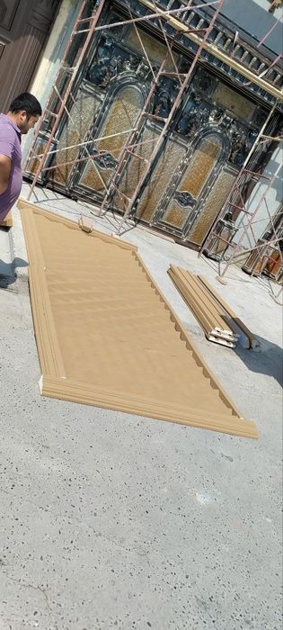 Тяги, карнизы, колонны и весь фасадный декор из пенополистирола.