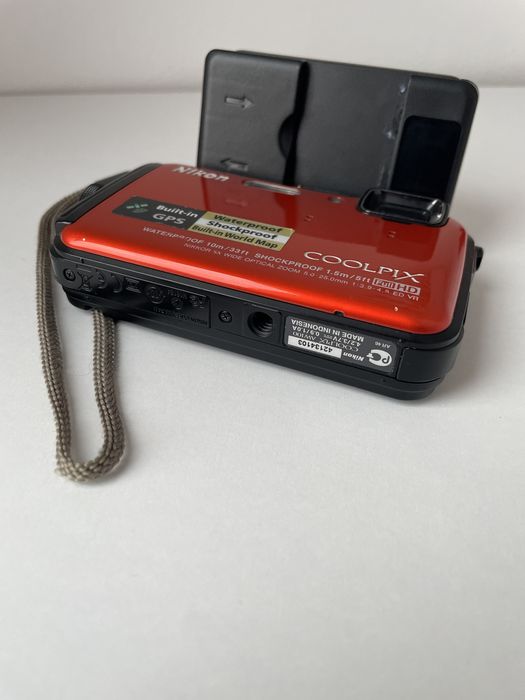 Aparat Foto Digital NIKON CoolPix AW100 16.0 MP Orange Full HD 32GB Waterproof Shockproof GPS