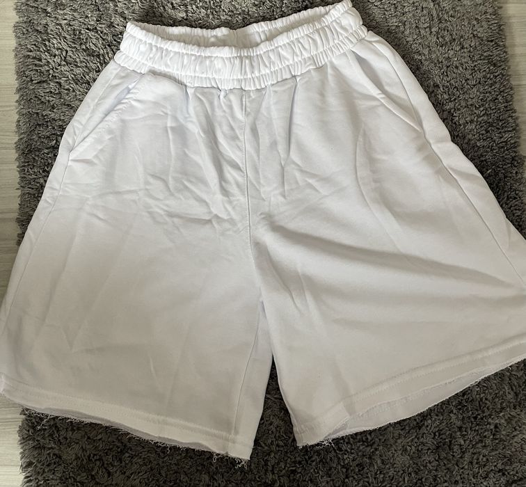 Чисто нов спортен комплект в бяла