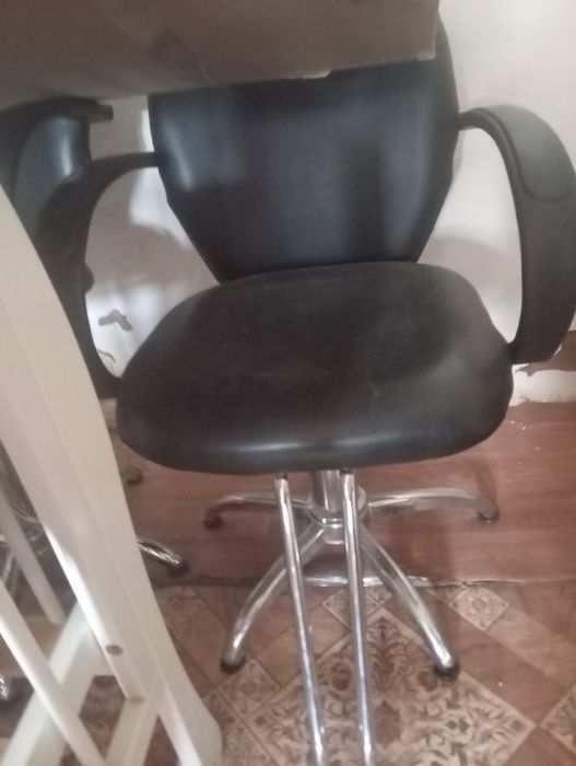 Парикмахерское кресло и мойка