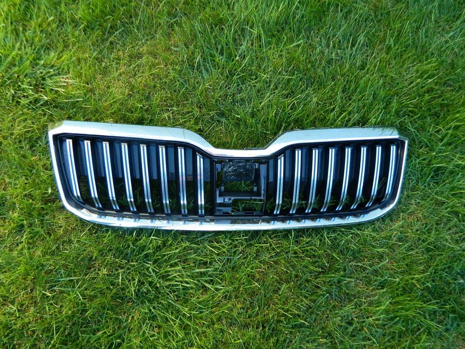 Grila centrala cu distronic Skoda Superb 3 model 2019-2022 cod 3V0853653G