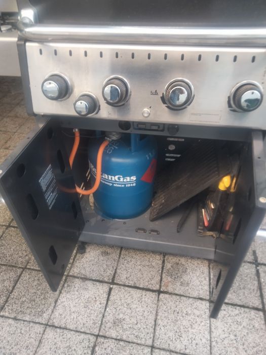 Vând grătar pe gaz ,cu doua butelie mari.L-am folosit maxim de zece ori,este in stare foarte buna