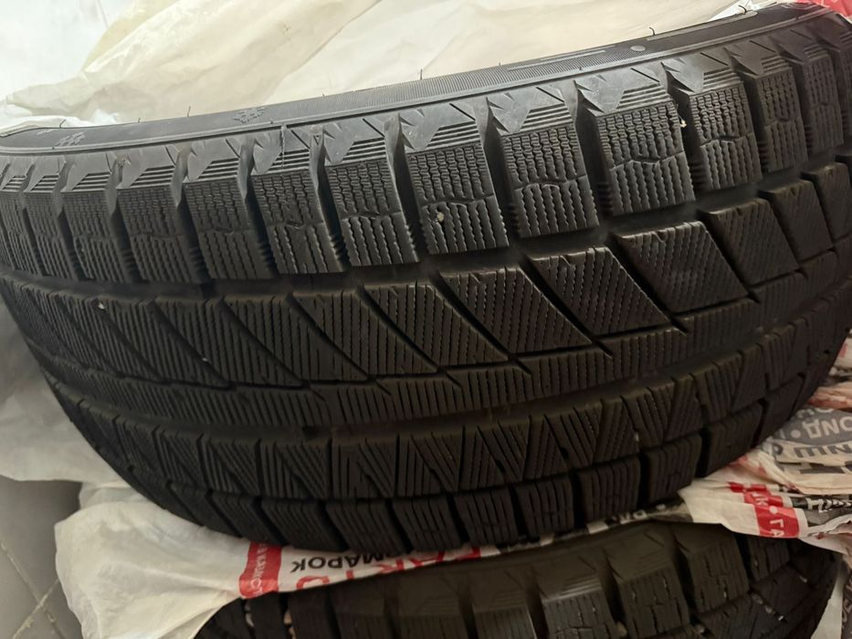Продается зимняя резина размер 255/45/R20(липучки) комплект