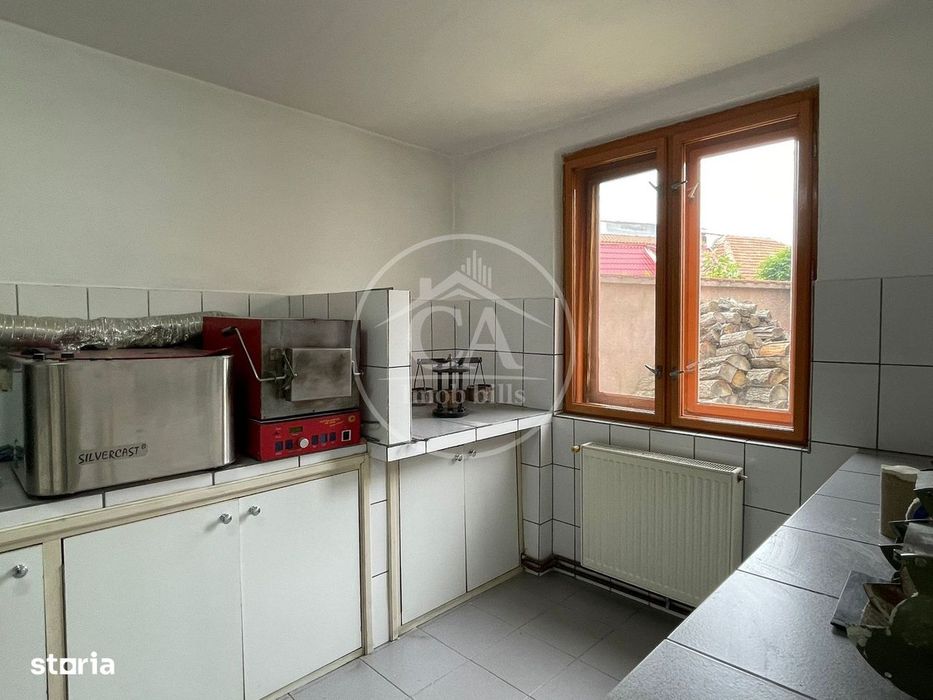Casa de vânzare cu 8 camere de tip P+E+M in zona Rogerius, Oradea