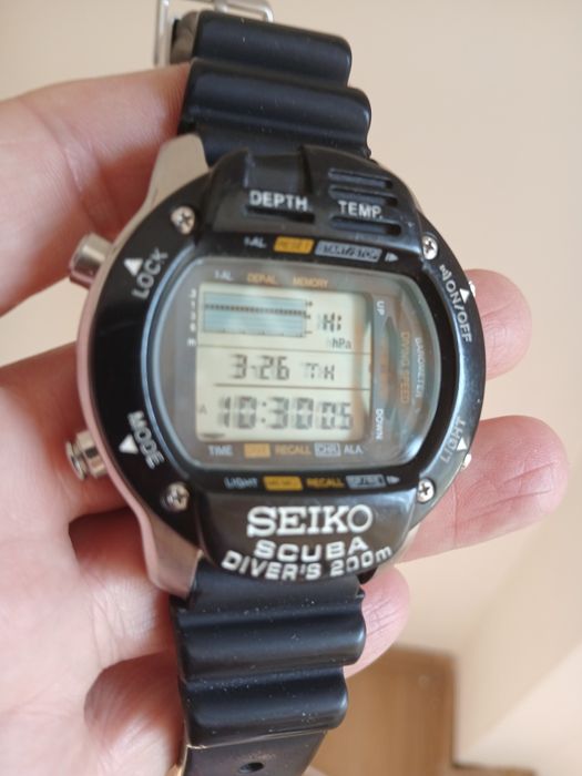 Ceasul din imagine este un model Seiko Scuba Diver's 200m M796